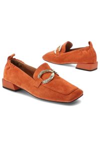 Półbuty damskie S.Barski, cholewka skóra naturalna zamszowa niski fason kwadratowy nosek ozdobny metalowy element na podbiciu stabilny niski obcas fa. Okazja: na co dzień. Kolor: pomarańczowy. Materiał: skóra, zamsz. Szerokość cholewki: normalna. Wzór: aplikacja. Obcas: na obcasie. Styl: casual, klasyczny, elegancki. Wysokość obcasa: niski #7