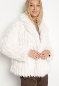 Born2be - Jasnobeżowa Kurtka Futerko o Krótkim Kroju z Kołnierzem Alendrie. Okazja: na spotkanie biznesowe, do pracy, na co dzień. Kolor: beżowy. Materiał: futro. Długość: krótkie. Wzór: aplikacja. Styl: elegancki, casual, biznesowy #5