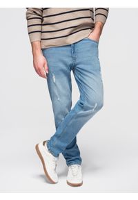 Ombre Clothing - Spodnie męskie jeansowe SLIM FIT z przetarciami - jasnoniebieskie V1 - Rozmiar: M. Okazja: na co dzień, na uczelnię. Kolor: niebieski. Materiał: jeans. Wzór: aplikacja. Styl: casual #1