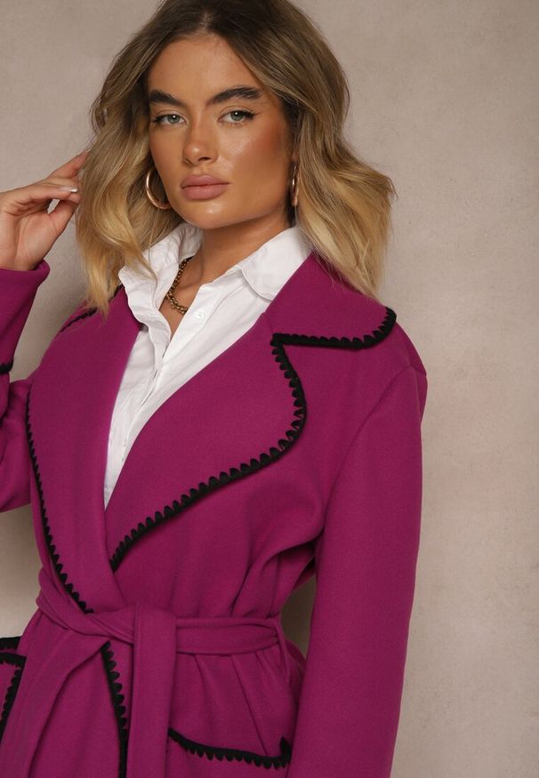Renee - Fioletowy Płaszcz Szlafrokowy z Wiązanym Paskiem Zdobiony Przeszyciami Enamia. Okazja: na co dzień. Kolor: fioletowy. Materiał: jeans. Długość rękawa: długi rękaw. Długość: długie. Wzór: aplikacja. Styl: casual, elegancki