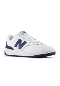 Buty dziecięce New Balance GSB80WB – białe. Okazja: na co dzień, na uczelnię. Kolor: biały. Materiał: syntetyk, materiał. Szerokość cholewki: normalna. Sport: turystyka piesza #2