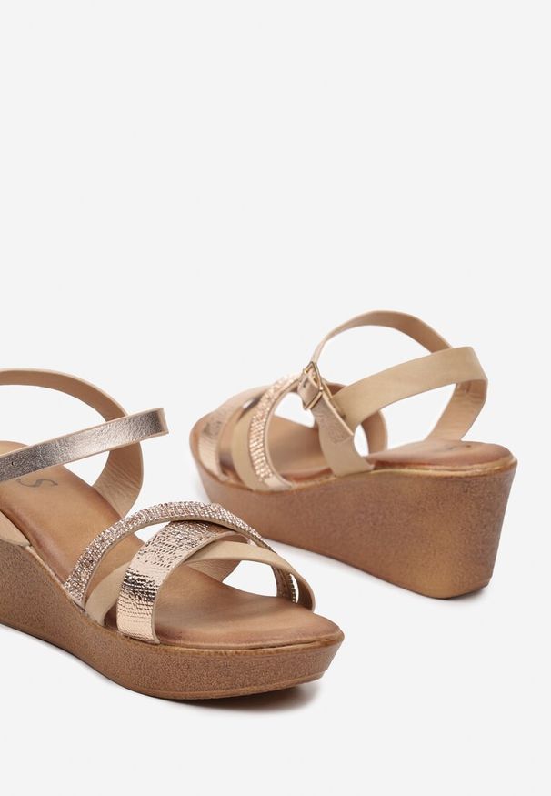 Renee - Szampańskie Sandały Boho na Koturnie Ozdobione Cyrkoniami Hettiana. Kolor: złoty. Wzór: aplikacja. Sezon: lato. Obcas: na koturnie. Styl: boho
