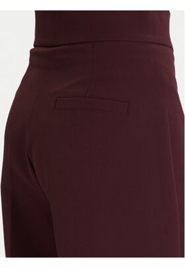 Maryley Spodnie materiałowe 25IB680/M17 Bordowy Regular Fit. Kolor: czerwony. Materiał: syntetyk