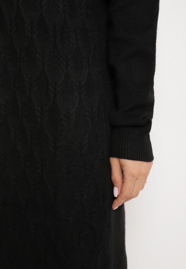 Born2be - Czarna Sweterkowa Sukienka z Wełną Bawełną i Golfem o Pudełkowym Kroju Akenavia. Okazja: na co dzień. Typ kołnierza: golf. Kolor: czarny. Materiał: wełna, bawełna. Styl: casual, elegancki