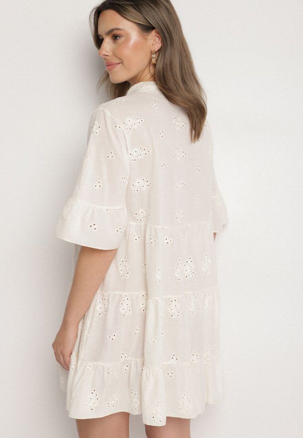 Born2be - Jasnobeżowa Bawełniana Sukienka z Haftowanej Tkaniny o Koszulowym Kroju z Falbanami Filidwena. Okazja: na co dzień. Typ kołnierza: kołnierzyk klasyczny. Kolor: beżowy. Materiał: bawełna, tkanina. Wzór: haft. Typ sukienki: koszulowe. Styl: boho, klasyczny, casual, elegancki