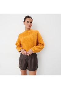 Mohito - Sweter z ozdobnym splotem - Pomarańczowy. Kolor: pomarańczowy. Wzór: ze splotem