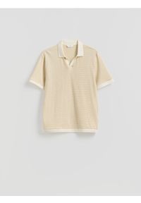 Reserved - Koszulka polo regular fit - beżowy. Typ kołnierza: polo. Kolor: beżowy. Materiał: bawełna, dzianina