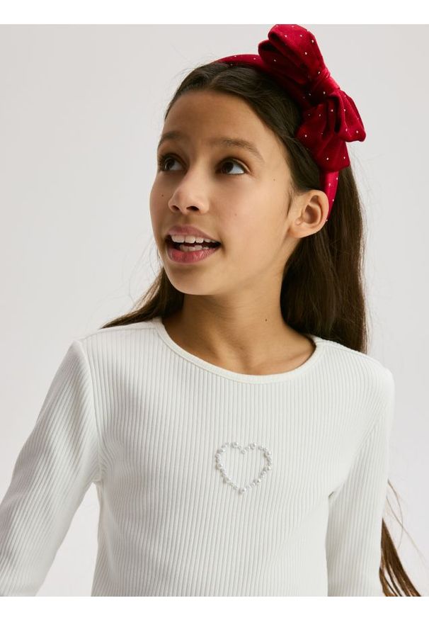 Reserved - Prążkowana koszulka z aplikacją - złamana biel. Materiał: prążkowany. Wzór: aplikacja