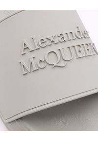 Alexander McQueen - ALEXANDER MCQUEEN - Klapki z logo. Kolor: szary. Materiał: guma #4
