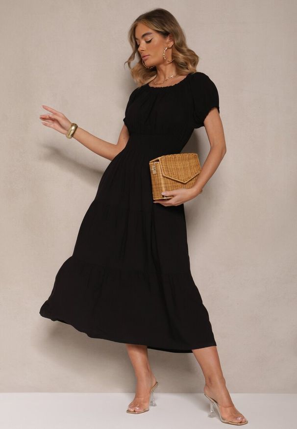 Renee - Czarna Rozkloszowana Sukienka z Gumką w Talii i Dekoltem w Kształcie Łódki Miratela. Okazja: na co dzień. Kolor: czarny. Długość rękawa: krótki rękaw. Typ sukienki: proste. Styl: casual, klasyczny