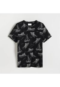 Reserved - T-shirt regular z nadrukiem - Czarny. Kolor: czarny. Wzór: nadruk