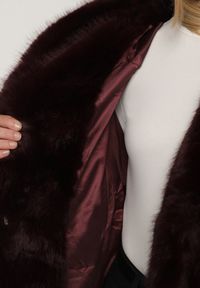 Born2be - Bordowa Kurtka Futerko Oversize z Kapturem Unillea. Okazja: na co dzień. Typ kołnierza: kaptur. Kolor: czerwony. Materiał: futro. Styl: casual, elegancki #6