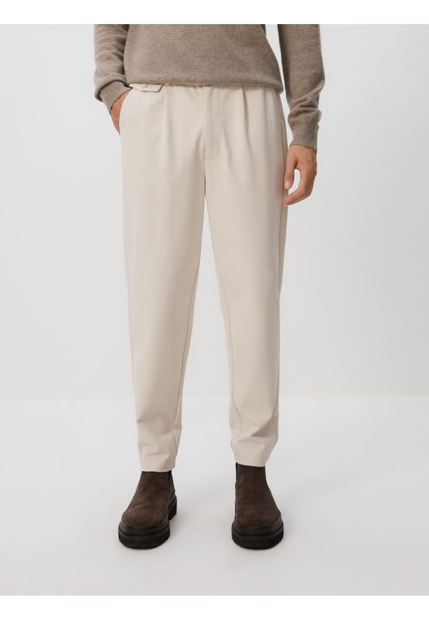 Reserved - Spodnie chino regular fit - beżowy. Kolor: beżowy. Materiał: bawełna, dzianina