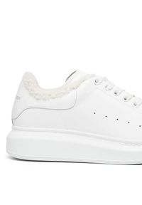 Alexander McQueen - ALEXANDER MCQUEEN - Białe sneakersy z kożuchem. Nosek buta: okrągły. Zapięcie: sznurówki. Kolor: biały. Materiał: guma. Wzór: gładki #3