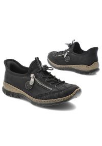 Półbuty damskie Rieker, antistress na płaskiej podeszwie z okrągłym noskiem i wsuwane, czarne, N3267-01. Okazja: na co dzień, na spacer. Nosek buta: okrągły. Zapięcie: bez zapięcia, zamek. Kolor: czarny. Materiał: syntetyk, materiał. Szerokość cholewki: normalna. Obcas: na płaskiej podeszwie. Styl: sportowy, casual, elegancki #5