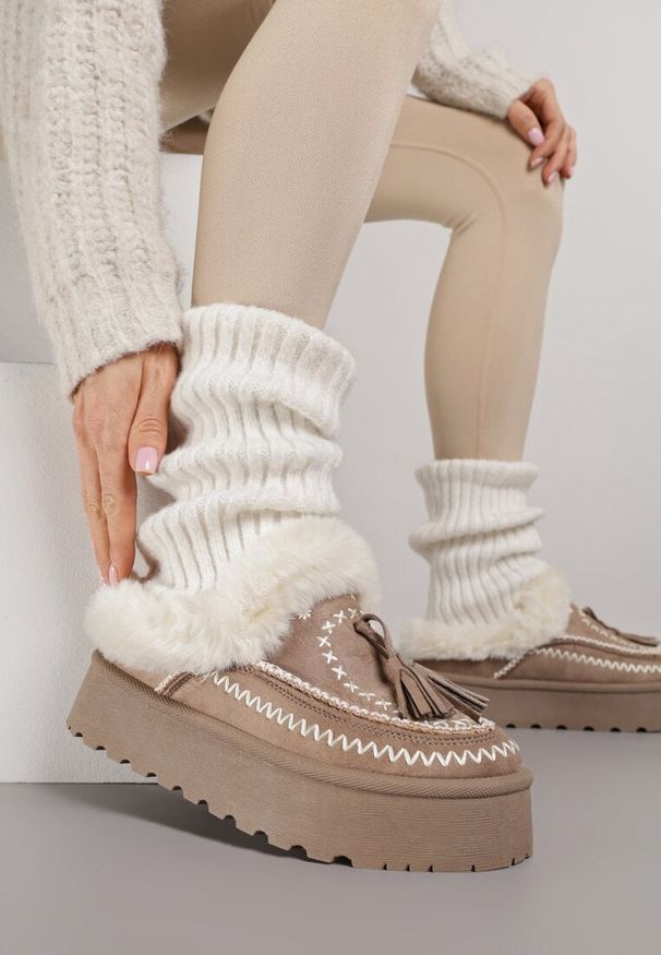 Renee - Ciemnobeżowe Śniegowce na Platformie Ozdobione Frędzlami i Haftem Ezivelle. Okazja: na co dzień. Kolor: beżowy. Wzór: aplikacja, haft. Sezon: zima. Obcas: na platformie. Styl: casual
