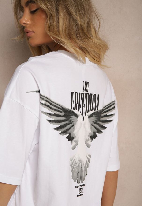 Renee - Biała Koszulka T-shirt Ozdobiona Nadrukiem na Plecach Arilora. Kolor: biały. Wzór: aplikacja, nadruk