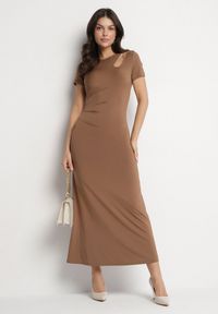 Born2be - Brązowa Sukienka o Dopasowanym Fasonie z Lekkimi Marszczeniami Aporea. Okazja: na co dzień. Kolor: brązowy. Długość rękawa: krótki rękaw. Sezon: wiosna, lato. Typ sukienki: dopasowane, sportowe. Styl: casual, elegancki, sportowy #5