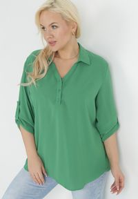 Born2be - Zielona Bluzka z Kołnierzykiem Paladia. Kolekcja: plus size. Kolor: zielony. Długość rękawa: długi rękaw. Długość: długie. Wzór: gładki. Styl: elegancki #1