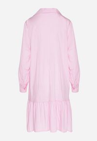 Born2be - Różowa Sukienka z Wiskozą o Koszulowym Kroju z Falbanką Penzedi. Okazja: na co dzień. Typ kołnierza: kołnierzyk klasyczny. Kolor: różowy. Materiał: wiskoza. Długość rękawa: długi rękaw. Typ sukienki: koszulowe. Styl: elegancki, casual, klasyczny #7