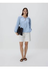 Reserved - Bluzka z haftem - jasnoniebieski. Kolor: niebieski. Materiał: bawełna, tkanina. Wzór: haft. Styl: klasyczny #1