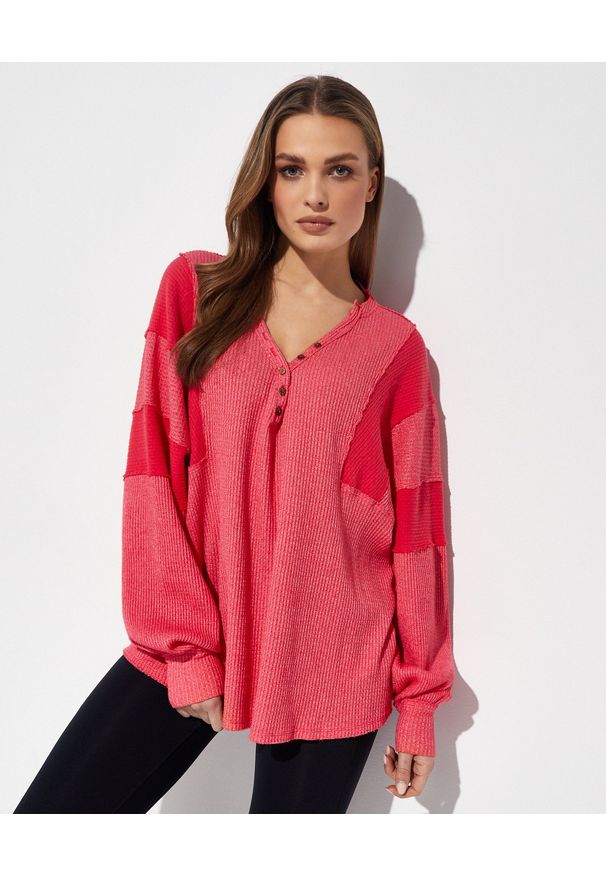 FREE PEOPLE - Różowa bluza Callisto Henley. Typ kołnierza: typu henley. Kolor: różowy, wielokolorowy, fioletowy. Materiał: prążkowany, tkanina. Długość: długie