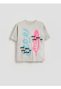 Reserved - Bawełniany t-shirt z nadrukiem - jasnoszary. Kolor: szary. Materiał: bawełna. Wzór: nadruk #1