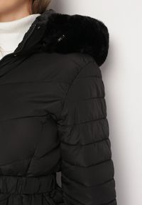 Born2be - Czarna Pikowana Kurtka z Paskiem i Kapturem z Futerkiem Talassa. Kolor: czarny. Materiał: futro #3