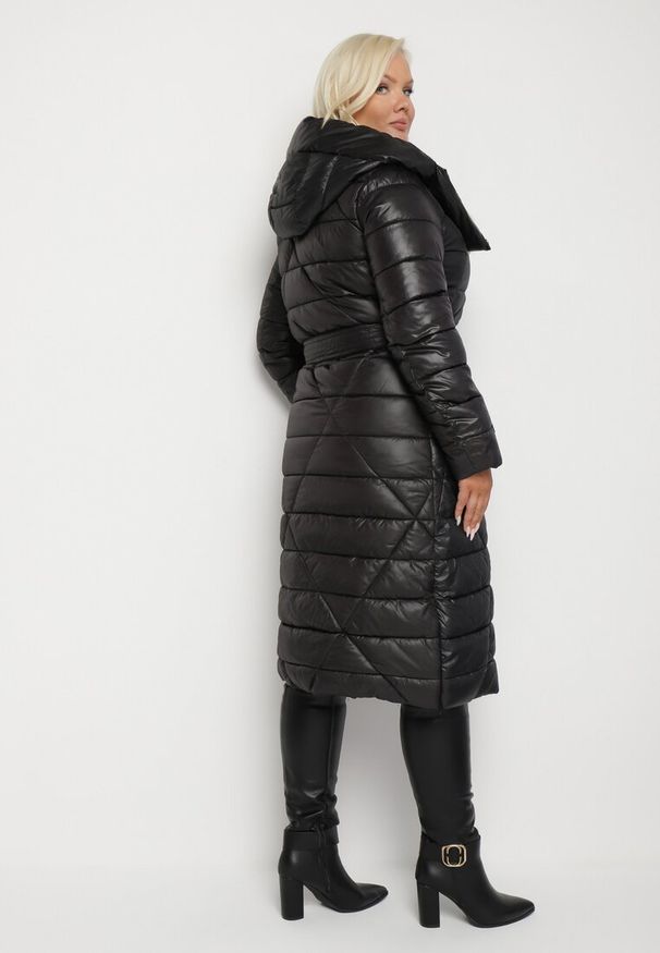 Born2be - Czarna Pikowana Kurtka z Kapturem i Dwustronnym Suwakiem Wiązana w Pasie Tatida. Okazja: na co dzień. Typ kołnierza: kaptur. Kolekcja: plus size. Kolor: czarny. Materiał: jeans. Styl: casual, klasyczny, elegancki