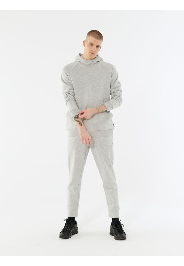 outhorn - Bluza nierozpinana z kapturem męska. Okazja: na co dzień. Typ kołnierza: kaptur. Materiał: dzianina, poliester, bawełna, dresówka. Długość rękawa: raglanowy rękaw. Styl: casual, sportowy