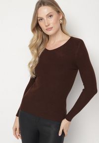 Born2be - Brązowy Dopasowany Sweter z Prążkowanej Dzianiny z Bawełną z Dekoltem w Serek Tesma. Okazja: na co dzień. Typ kołnierza: dekolt w serek. Kolor: brązowy. Materiał: dzianina, bawełna, prążkowany. Długość rękawa: długi rękaw. Długość: długie. Styl: elegancki, casual #2