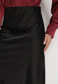 Born2be - Czarna Satynowa Spódnica z Koronkowym Zdobieniem Silfera. Okazja: na co dzień, na spotkanie biznesowe. Kolor: czarny. Materiał: satyna, koronka. Wzór: aplikacja. Styl: biznesowy, klasyczny, casual #6