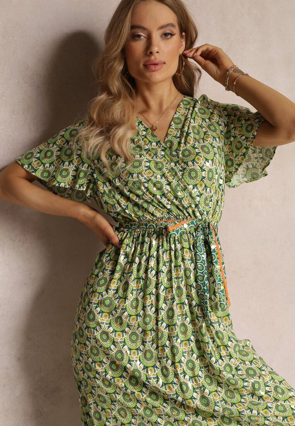 Renee - Zielona Sukienka Maxi z Paskiem i Gumką w Talii w Ornamentalny Wzór Calvim. Kolor: zielony. Długość: maxi