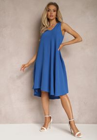 Renee - Granatowa Trapezowa Sukienka Midi na Ramiączkach Herddia. Kolor: niebieski. Długość rękawa: na ramiączkach. Typ sukienki: trapezowe. Długość: midi