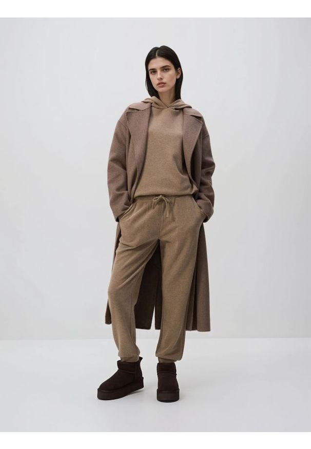 Reserved - Spodnie dresowe ze ściągaczem - brązowy. Kolor: brązowy. Materiał: dresówka