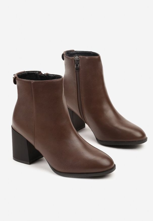 Born2be - Brązowe Botki do Kostki Vices na Słupkowym Obcasie z Okrągłą Aplikacją z Tyłu Wadvire. Okazja: na co dzień, na spotkanie biznesowe. Nosek buta: okrągły. Zapięcie: pasek. Kolor: brązowy. Wzór: aplikacja. Materiał: jeans. Obcas: na obcasie. Styl: casual, biznesowy, elegancki. Wysokość obcasa: średni