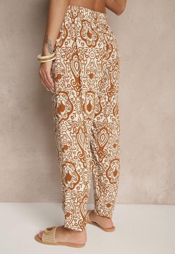 Renee - Brązowe Wiskozowe Spodnie High Waist Zdobione Ornamentalnym Printem Jenavitha. Stan: podwyższony. Kolor: brązowy. Materiał: wiskoza. Wzór: aplikacja, nadruk. Sezon: lato, wiosna. Styl: klasyczny, elegancki
