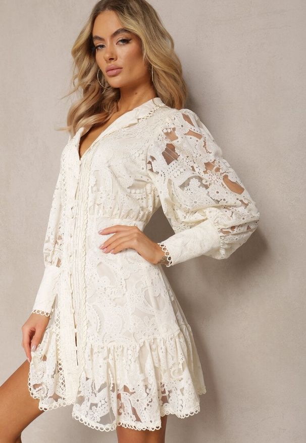 Renee - Beżowa Sukienka Koronkowa z Falbanką Hermamna. Typ kołnierza: kołnierzyk stójkowy. Kolor: beżowy. Materiał: koronka. Długość rękawa: długi rękaw. Wzór: ażurowy. Styl: elegancki, retro, vintage. Długość: mini