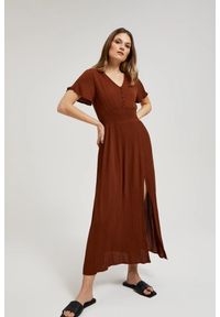 MOODO - Wiskozowa sukienka z gumą w pasie brązowa. Kolor: brązowy. Materiał: wiskoza, guma