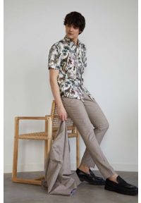 medicine - Medicine spodnie lniane męskie kolor brązowy dopasowane. Kolor: brązowy. Materiał: len #1