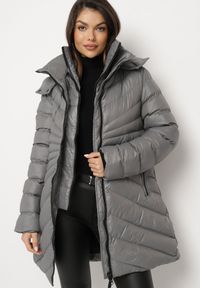 Born2be - Ciemnoszara Pikowana Kurtka Zimowa o Dłuższym Fasonie z Kapturem Sialdra. Okazja: na co dzień, do pracy, na spacer. Typ kołnierza: kaptur. Kolor: szary. Długość: długie. Sezon: zima. Styl: casual, elegancki #6