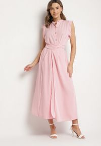 Born2be - Różowa Sukienka Koszulowa o Rozkloszowanym Kroju z Wiązaniem w Pasie Mavirielle. Okazja: na co dzień. Typ kołnierza: dekolt w serek. Kolor: różowy. Materiał: skóra. Długość rękawa: długi rękaw. Typ sukienki: koszulowe. Styl: elegancki, casual #1