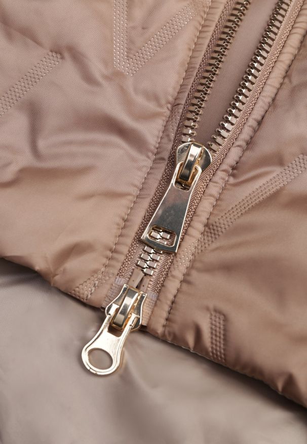 Born2be - Jasnobrązowa Pikowana Kurtka Przejściowa Parka z Kapturem o Długim Kroju z Ozdobą Isaline. Okazja: na co dzień. Typ kołnierza: kaptur. Kolor: brązowy. Materiał: poliester, dresówka. Długość: długie. Wzór: aplikacja. Styl: casual, klasyczny