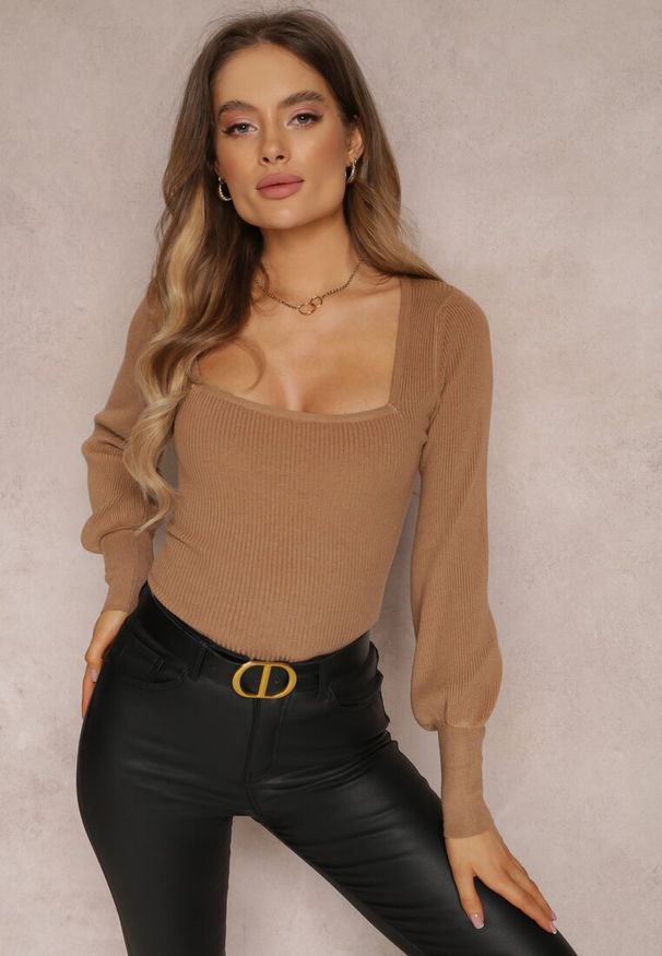 Renee - Brązowy Sweter Oranrad. Okazja: na co dzień. Typ kołnierza: dekolt kwadratowy. Kolor: brązowy. Materiał: jeans, dzianina, prążkowany. Długość: długie. Styl: casual, klasyczny