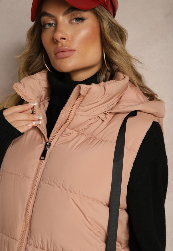 Renee - Różowa Długa Kamizelka z Ozdobnym Pikowaniem i Odpinanym Kapturem Neriora. Okazja: na co dzień. Kolor: różowy. Materiał: jeans. Długość: długie. Styl: casual