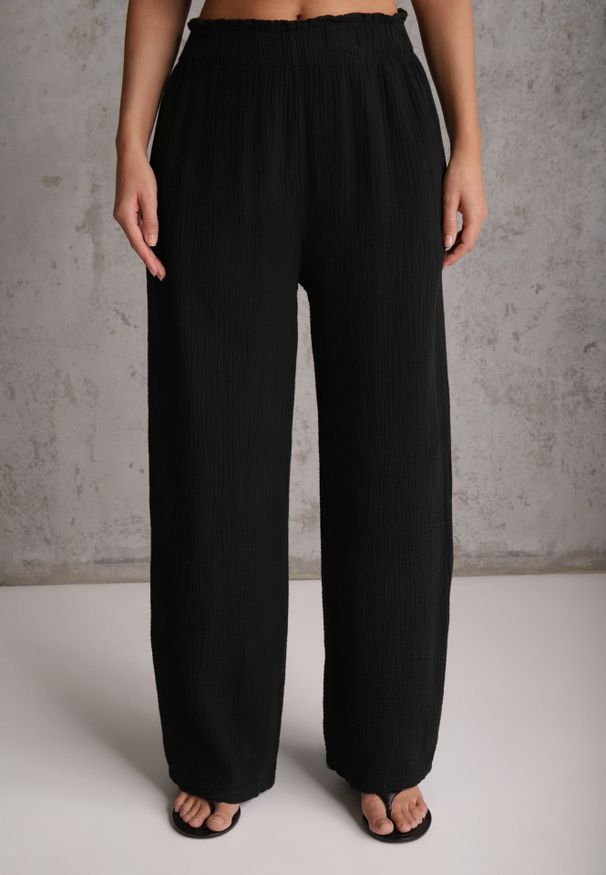 Renee - Czarny Letni Komplet z Bawełny Spodnie Wide Leg i Bluzka Halter z Wiązaniem Apomeda. Kolor: czarny. Materiał: bawełna