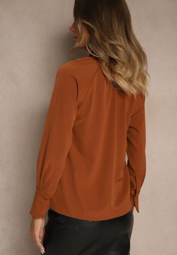 Renee - Brązowa Bluzka Vices Ozdobiona Kokardą Overile. Okazja: na co dzień. Typ kołnierza: kokarda. Kolor: brązowy. Materiał: jeans. Wzór: aplikacja. Styl: klasyczny, casual, elegancki