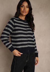 Renee - Granatowy Kardigan z Dodatkiem Wełny Zdobiony Wzorem w Paski i Narzutką Fedira. Okazja: na co dzień. Kolor: niebieski. Materiał: wełna. Długość: krótkie. Wzór: paski, aplikacja. Styl: casual, klasyczny #4