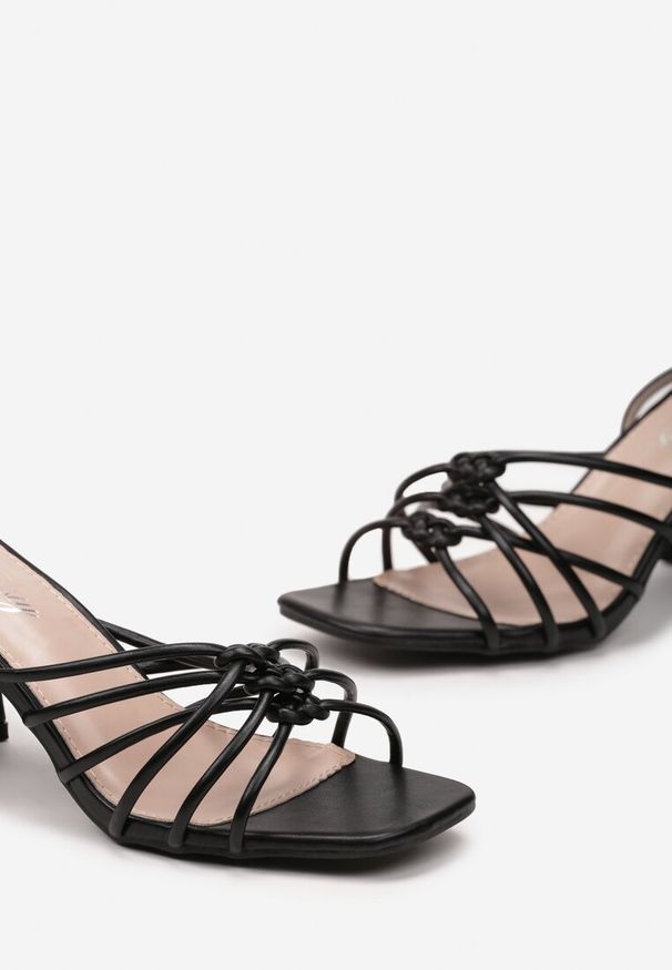 Born2be - Czarne Sandały na Geometrycznym Słupku z Cienkimi Splątanymi Rzemykami Freata. Kolor: czarny. Wzór: geometria. Obcas: na słupku
