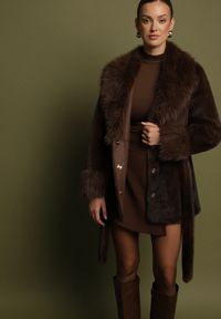 Born2be - Brązowa Kurtka Futerko z Wiązanym Paskiem Ozdobnymi Mankietami i Kołnierzem Coellame. Okazja: na co dzień. Kolor: brązowy. Materiał: futro. Styl: klasyczny, casual, elegancki #6